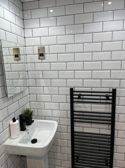 Cheerful 2 Bedroom Homely Apartment, Sleeps 6 Guest Comfy, 3X Double Bed, Parking, Free Wifi, Suitable For Business, Leisure Guest,Glasgow, Glasgow West End, Near City Centre Buitenkant foto