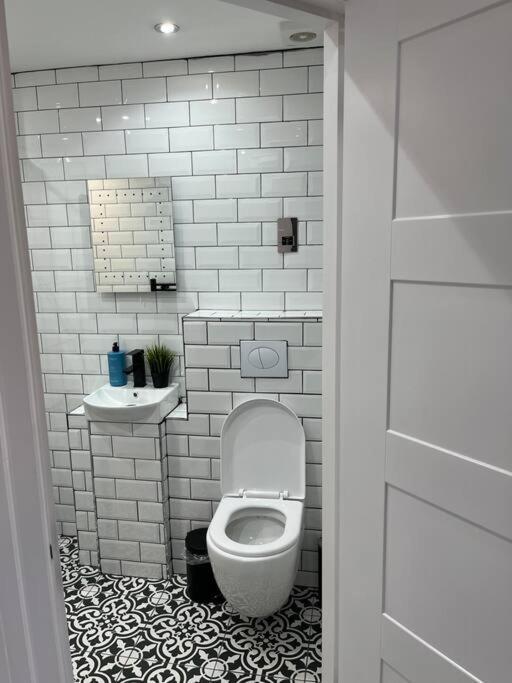 Cheerful 2 Bedroom Homely Apartment, Sleeps 6 Guest Comfy, 3X Double Bed, Parking, Free Wifi, Suitable For Business, Leisure Guest,Glasgow, Glasgow West End, Near City Centre Buitenkant foto