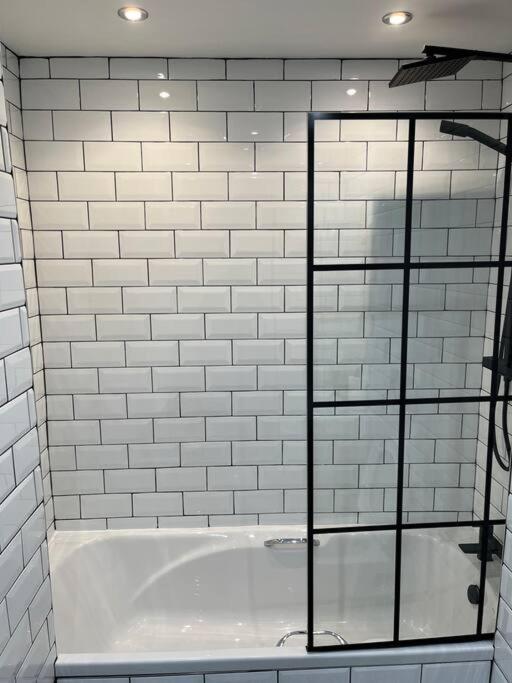 Cheerful 2 Bedroom Homely Apartment, Sleeps 6 Guest Comfy, 3X Double Bed, Parking, Free Wifi, Suitable For Business, Leisure Guest,Glasgow, Glasgow West End, Near City Centre Buitenkant foto
