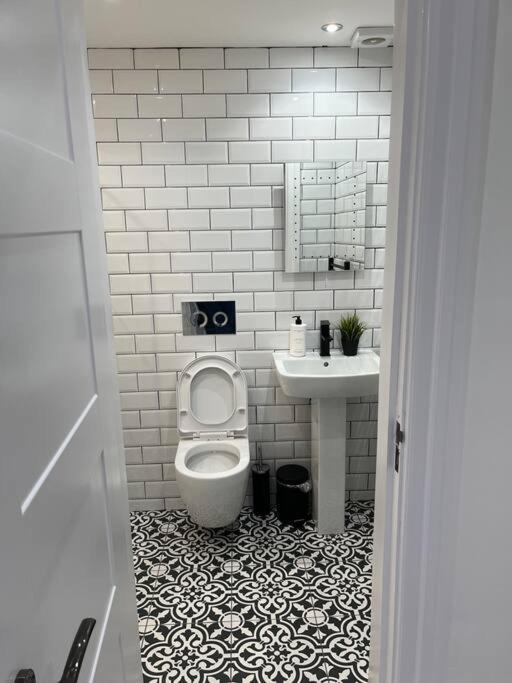 Cheerful 2 Bedroom Homely Apartment, Sleeps 6 Guest Comfy, 3X Double Bed, Parking, Free Wifi, Suitable For Business, Leisure Guest,Glasgow, Glasgow West End, Near City Centre Buitenkant foto