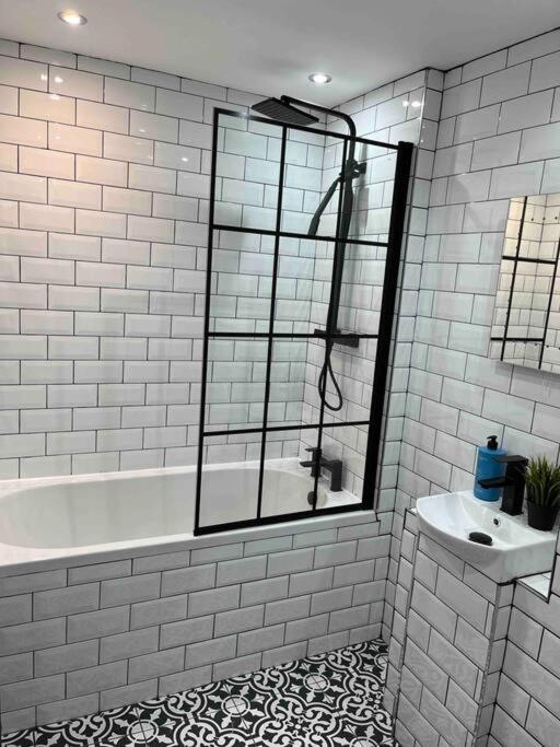 Cheerful 2 Bedroom Homely Apartment, Sleeps 6 Guest Comfy, 3X Double Bed, Parking, Free Wifi, Suitable For Business, Leisure Guest,Glasgow, Glasgow West End, Near City Centre Buitenkant foto
