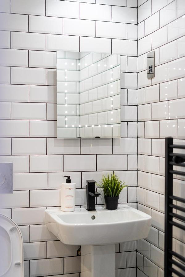 Cheerful 2 Bedroom Homely Apartment, Sleeps 6 Guest Comfy, 3X Double Bed, Parking, Free Wifi, Suitable For Business, Leisure Guest,Glasgow, Glasgow West End, Near City Centre Buitenkant foto