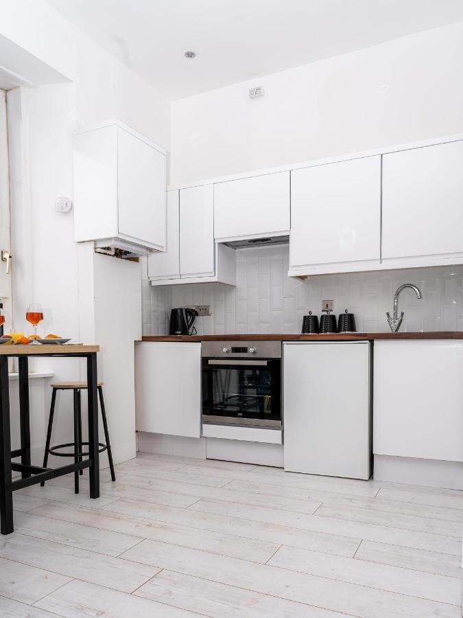Cheerful 2 Bedroom Homely Apartment, Sleeps 6 Guest Comfy, 3X Double Bed, Parking, Free Wifi, Suitable For Business, Leisure Guest,Glasgow, Glasgow West End, Near City Centre Buitenkant foto