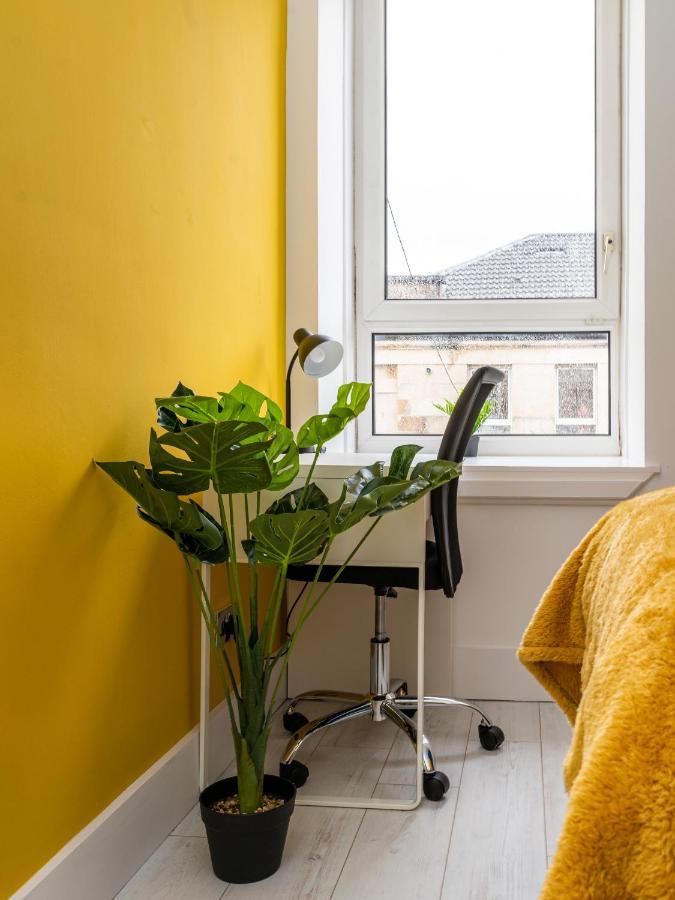 Cheerful 2 Bedroom Homely Apartment, Sleeps 6 Guest Comfy, 3X Double Bed, Parking, Free Wifi, Suitable For Business, Leisure Guest,Glasgow, Glasgow West End, Near City Centre Buitenkant foto