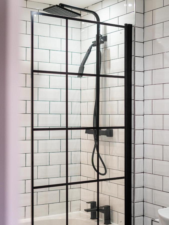 Cheerful 2 Bedroom Homely Apartment, Sleeps 6 Guest Comfy, 3X Double Bed, Parking, Free Wifi, Suitable For Business, Leisure Guest,Glasgow, Glasgow West End, Near City Centre Buitenkant foto
